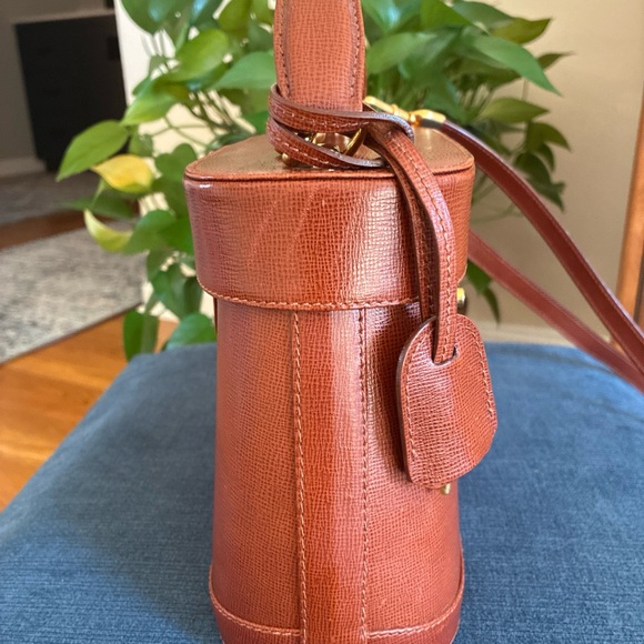 Mark Cross top handle cognac bag with a detachable strap and lock and key - Picture 2 of 8